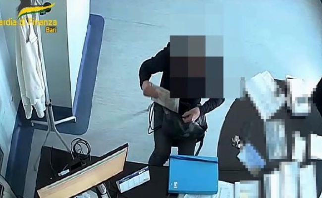 Tangenti all&rsquo;Asl di Bari, all&rsquo;impiegata Sciannimanico restituita gran parte delle borse di lusso sequestrate in casa