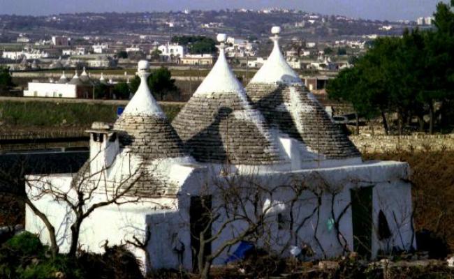 Puglia, fondi sospesi destinati alle imprese: c&rsquo;&egrave; chi con quei soldi ha comprato trulli e ville