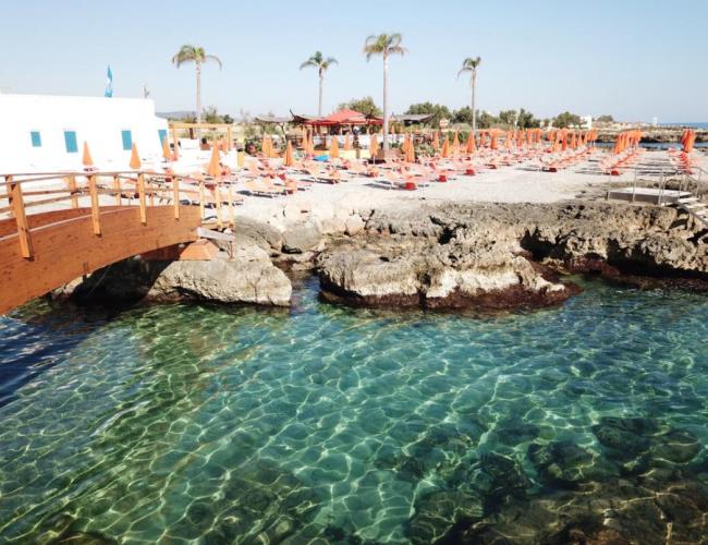 Ottagono, un ponticello su acque cristalline del lido che sa coccolare