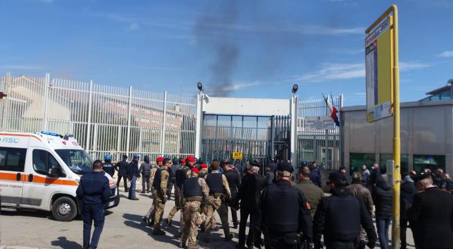 Rivolta in carcere a Foggia: detenuti provano a evadere, bloccati
