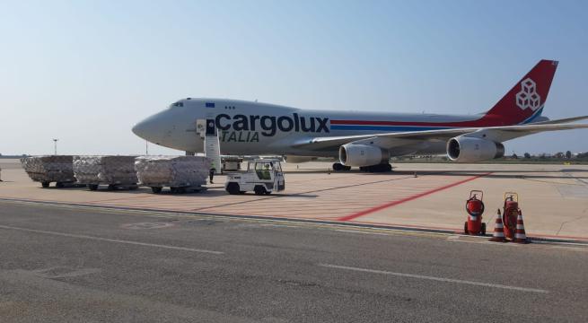 Coronavirus, arrivato dalla Cina aereo con 90 tonnellate di Dpi, anche ventilatori polmonari