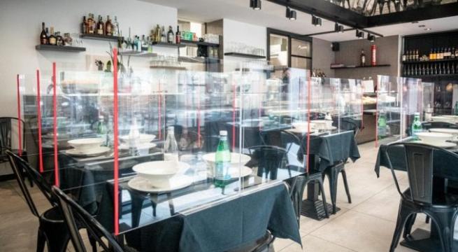 Puglia, così il ristorante Covid: percorsi separati, tavoli distanti 1,8 metri e pannelli divisori