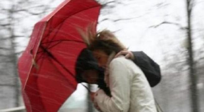 Bari, in arrivo pioggia e vento di burrasca: scatta l'allerta gialla 