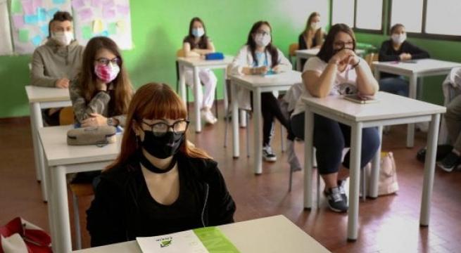 Bari, muri abbattuti e pannelli mobili, le scuole anti-Covid si preparano