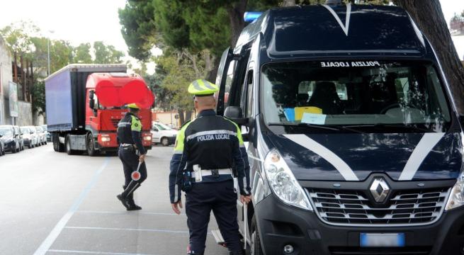 Coronavirus, a Bari dipendenti di 4 bar senza mascherine: sanzioni