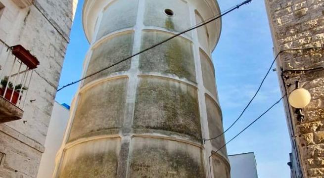 Putignano, i murales coloreranno la torre dell&rsquo;Acquedotto: scoppia la polemica