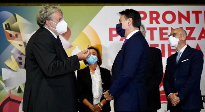 Fiera del Levante 2020, Emiliano regala a Conte penna usb con la serie «Vacanze pugliesi» - La ...