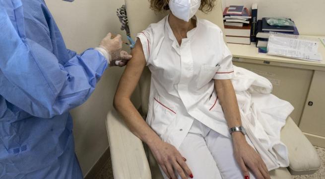 Puglia, curva contagi sempre alta: 1.261 casi (11%), altri 29 morti. Vaccini, il tira e molla ...