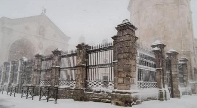 Neve imbianca il Gargano e i Monti Dauni, scuole chiuse a Monte Sant'Angelo