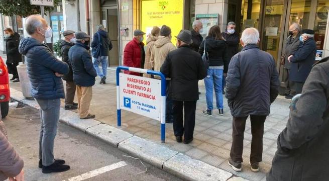 Puglia, prenotazioni vaccini: è falsa partenza, sito ko, cup intasato farmacie a singhiozzo