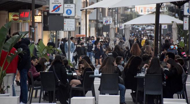 Covid, da domani il coprifuoco slitta a mezzanotte. Altre 4 regioni in zona bianca
