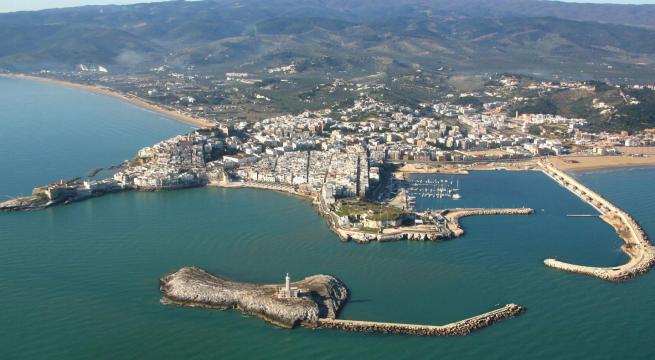Vieste, la barca si capovolge e il pescatore resta ...