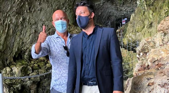 Claudio Bisio a spasso per la Grotta della Zinzulusa a Castro