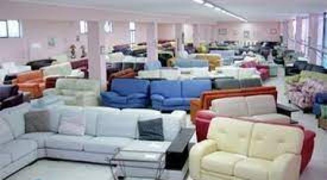 Matera, crisi post covid: seduti sul salotto sfondato