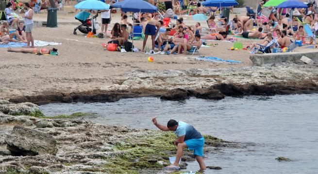 Caldo e nuvole a Bari, bar e vie dello shopping affollate: ma i bagnanti non rinunciano al mare