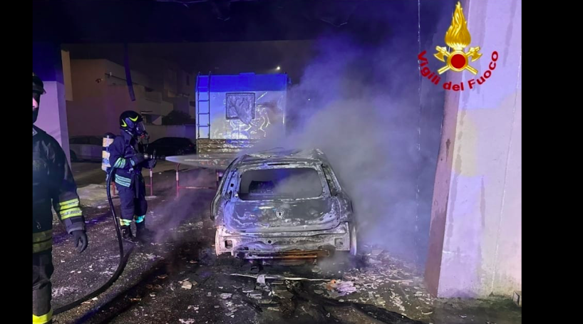 auto in fiamme a Brindisi, in Corte Sele