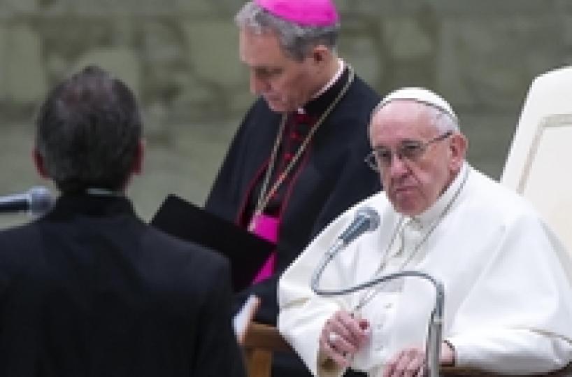 Papa:di fronte a dolore meglio silenzio,carezza,non parole