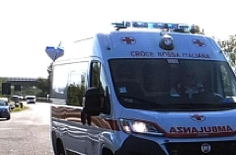 Sale su muretto e cade in dirupo, morto