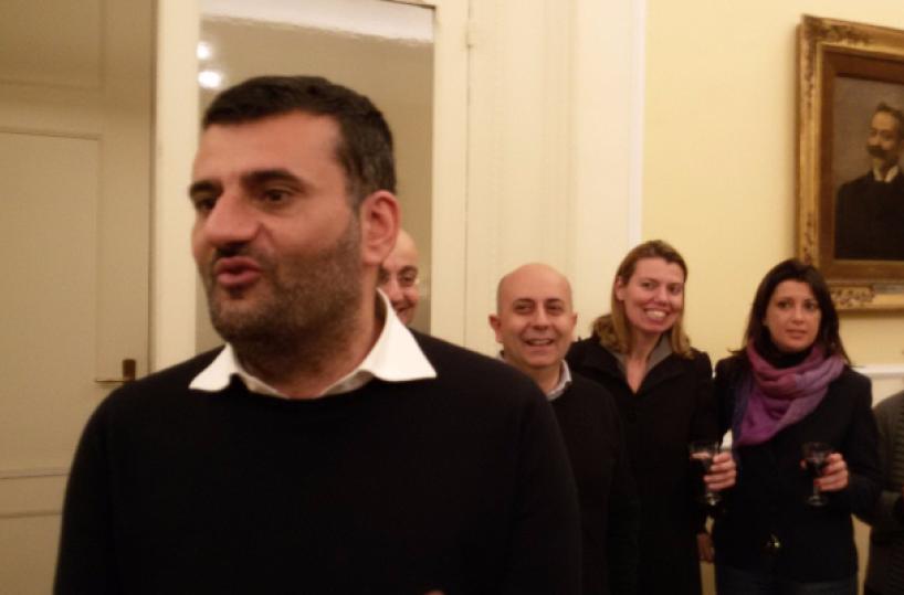 Gigi:  Decaro con me sul palcoCapa Quadrata è intonatoCon Emiliano? O'Sarracino