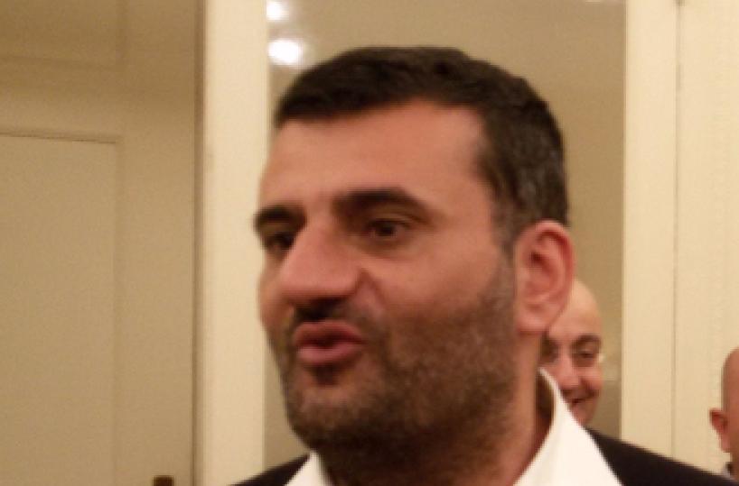 Gigi:  Decaro con me sul palcoCapa Quadrata è intonatoCon Emiliano? O'Sarracino