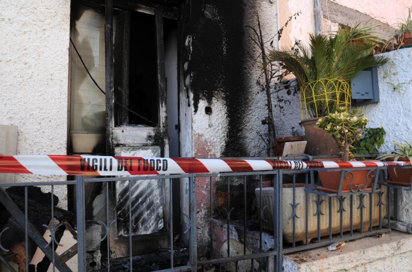 Bruciò casa della sorellagli incendiano l'abitazionementre è in carcere