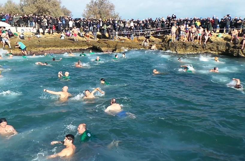 Bagno di Capodannoun tuffo anche a Brindisi