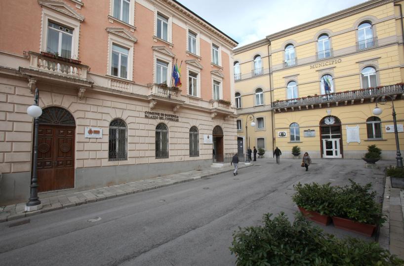 Potenza, non si ferma all'alt e nella fuga danneggia diverse auto parcheggiate nel centro storico 