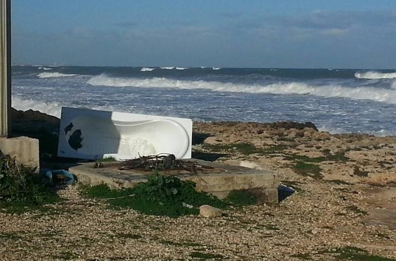 Vasca da bagno sulla spiaggia scatena la rabbia del sindaco