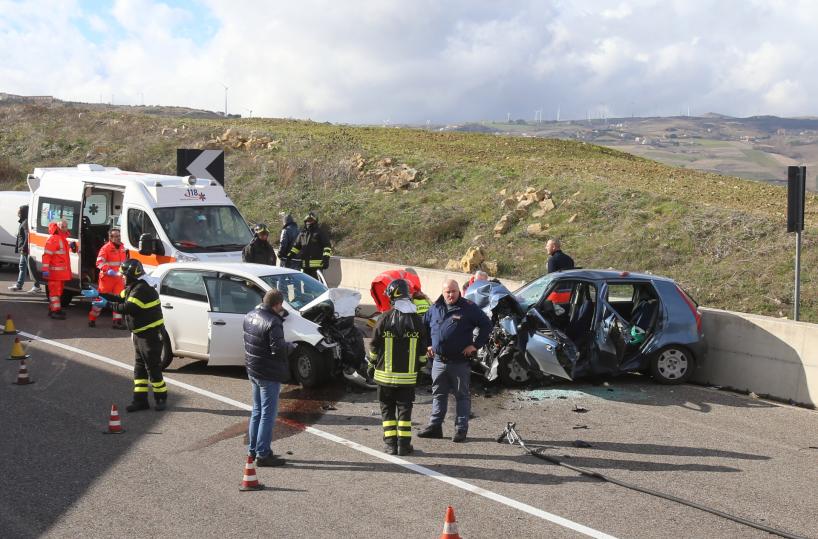 Scontro frontale tra automobili un morto e due feriti a Potenza