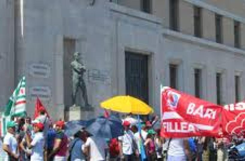 Natuzzi: protesta lavoratori davanti sede Consiglio Puglia