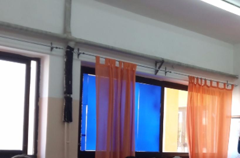 Vetro si stacca dalla finestra e cade dal secondo piano in una scuola di Lizzano