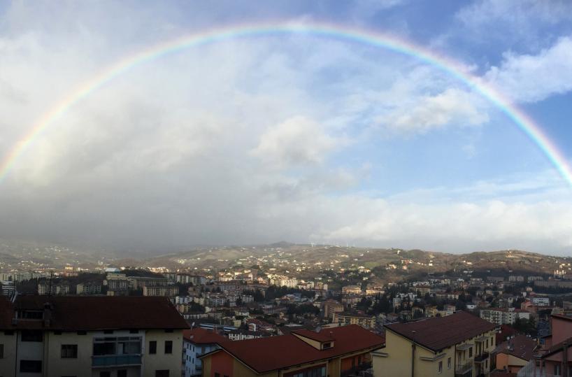 Potenza, aspettando la neve, un arcobaleno sulla città