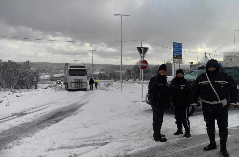 neve nel Barese, difficoltà per i tir