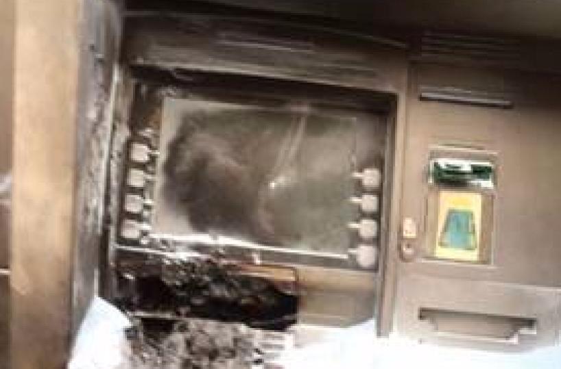 Tentano assalto a Postamatseminano Polizia con chiodi