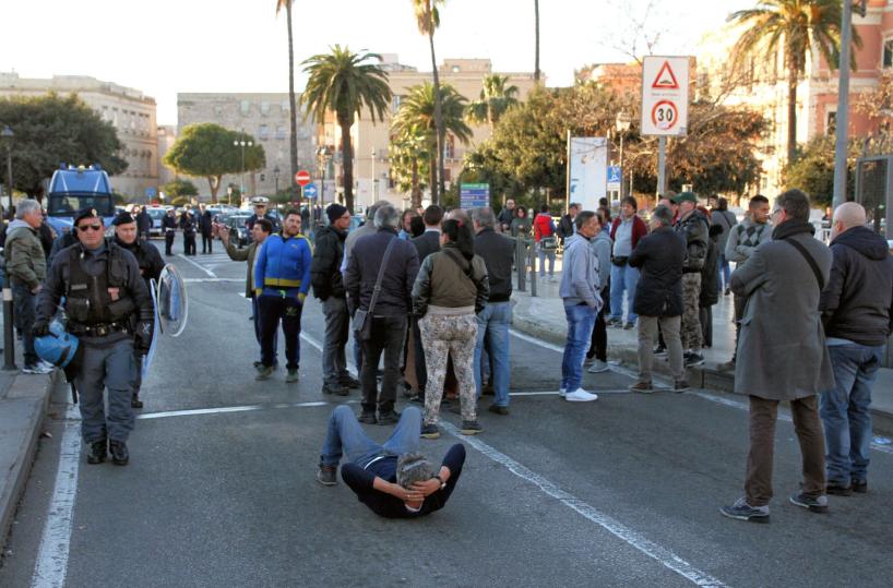 Trasportatori ferro vecchio  occupano ponte a Taranto
