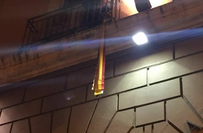 Il sindaco di Bari appende
nastri arcobaleno al balcone
