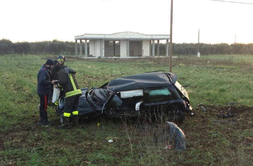Con l'auto fuori stradamuoiono due ragazzi