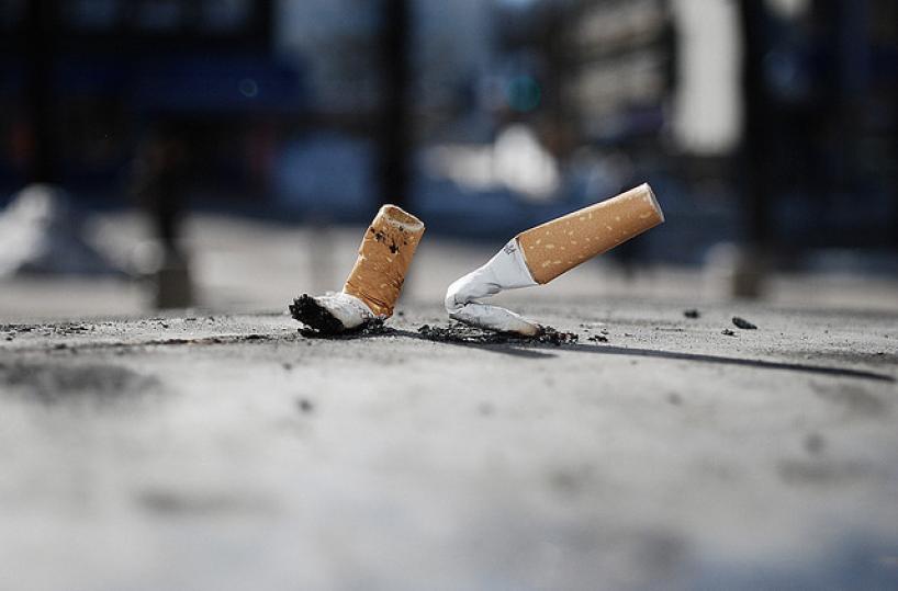 cicche di sigaretta per terra