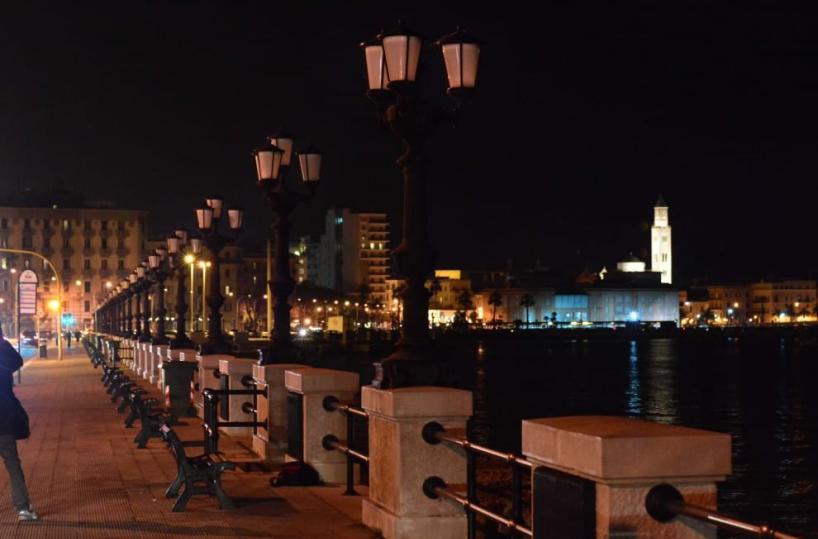 lungomare di Bari al buio