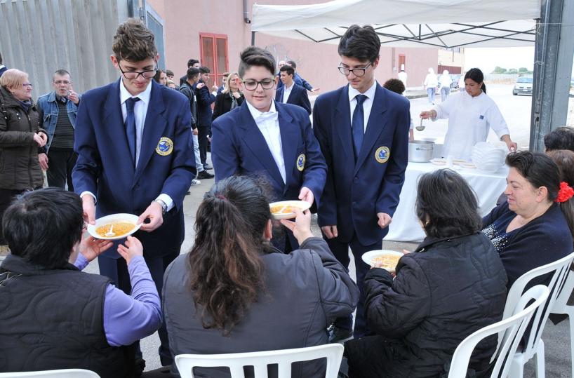 studenti alberghiero cucinano per i poveri di Bari