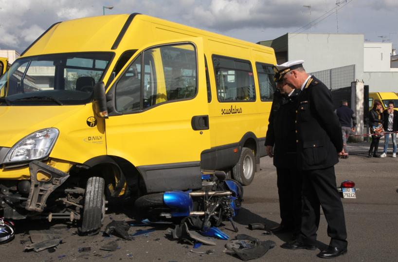 Moto contro scuolabus: muore centauro
