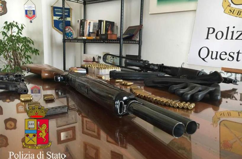 Polizia trova armi sotto terra anche un fucile mitragliatore