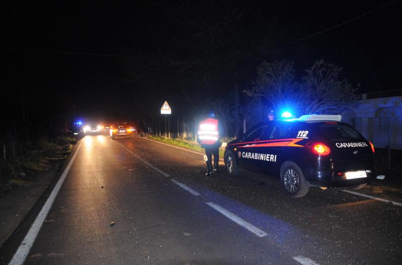 Un'auto fuori strada un morto e tre feriti