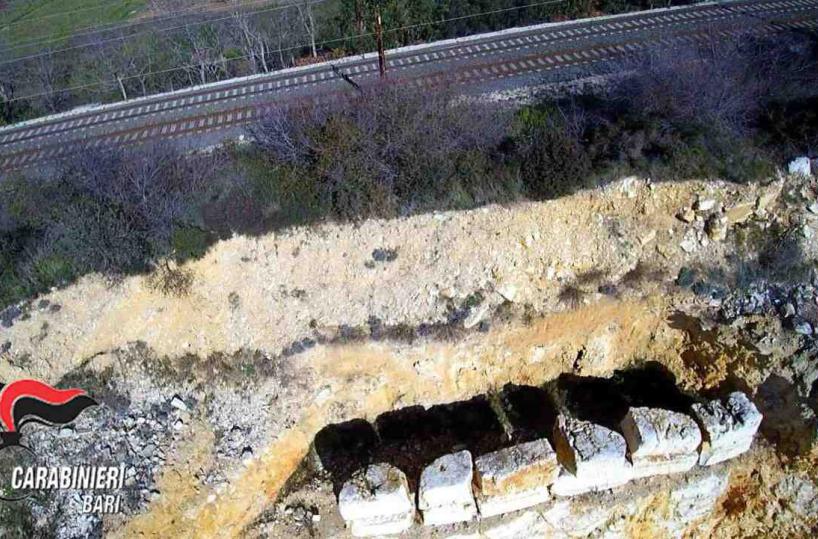 Cave abusive in zone vincolate e vicino a ferrovia: 10 denunce