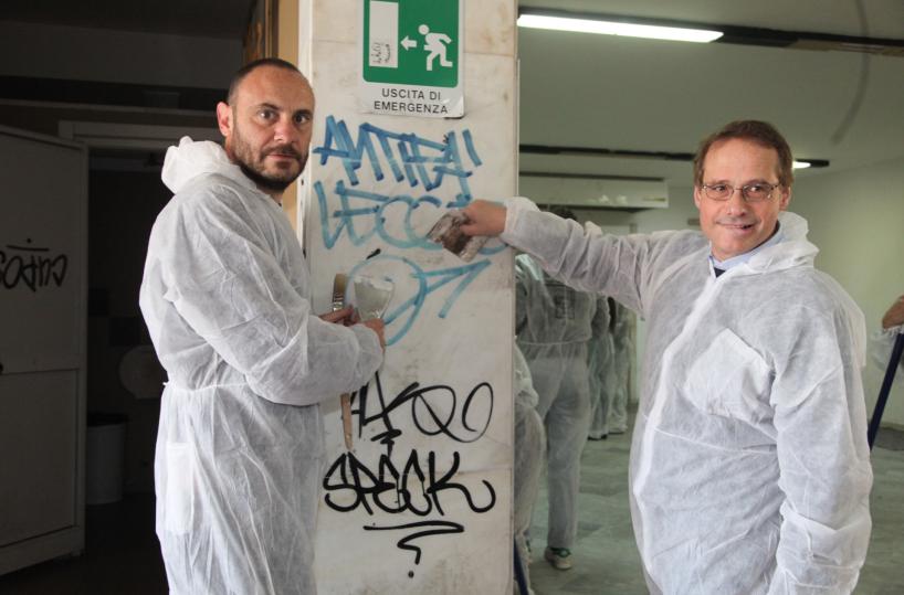 «Diamoci una mano di bianco» prof e studenti tinteggiano  la sede dell'Ateneo di Lecce
