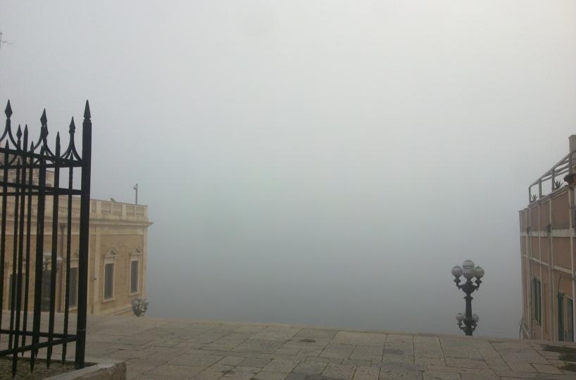 Bari e Brindisi avvolte  nella nebbia: disagi a aerei