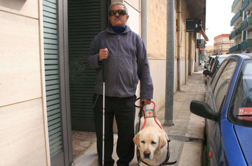 cieco con cane guida