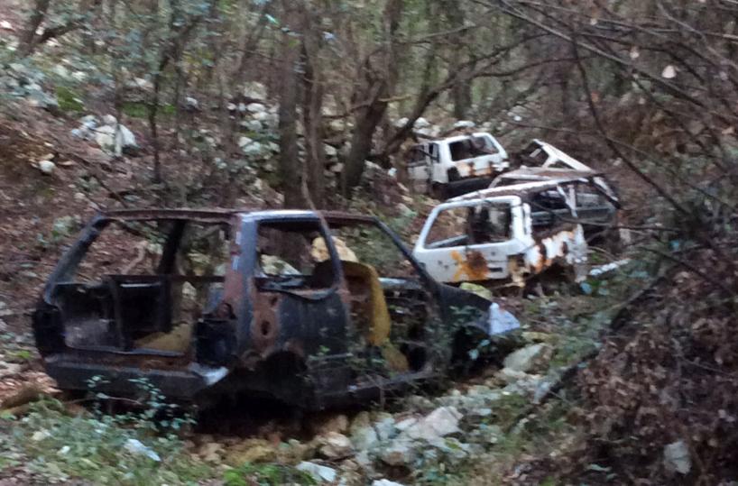 carcasse di auto rubate abbandonate