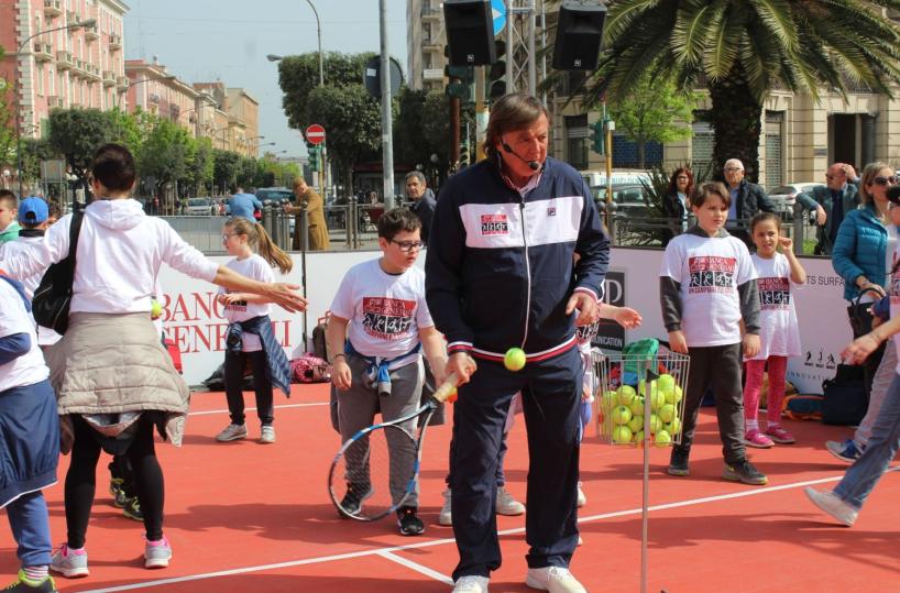adriano panatta con i bambini