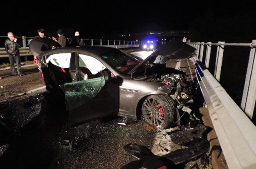 Alla guida di Maserati ignora altCc e causa incidente: 1 morto 9 feriti